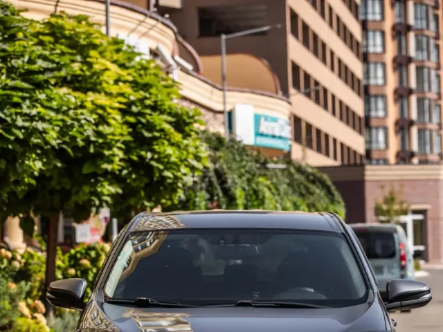 Toyota RAV4 - фото 1