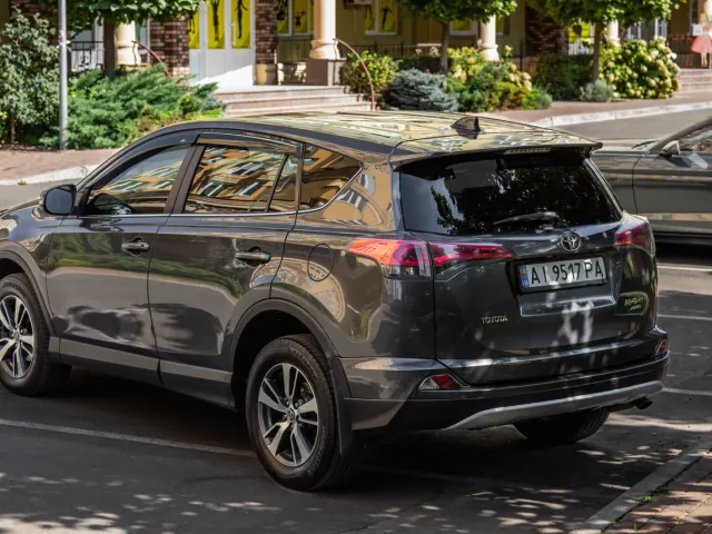 Toyota RAV4 - фото 2