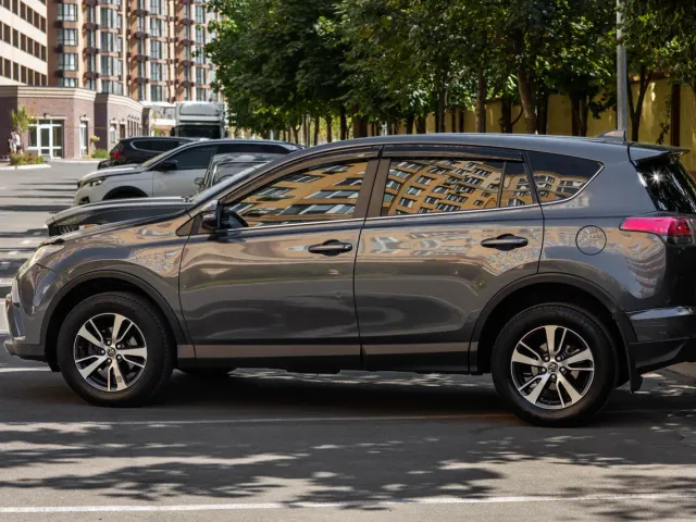 Toyota RAV4 - фото 3