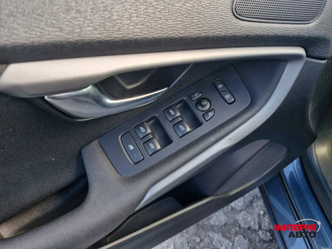 Volvo V40 - фото 12