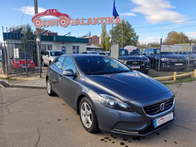 Volvo V40 - фото 1