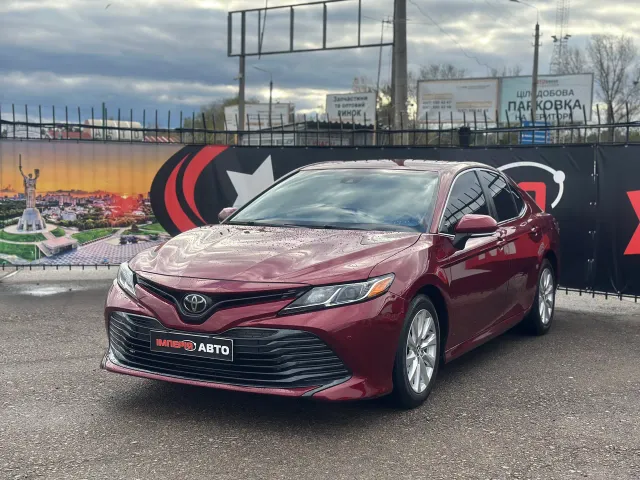 Toyota Camry - фото 1
