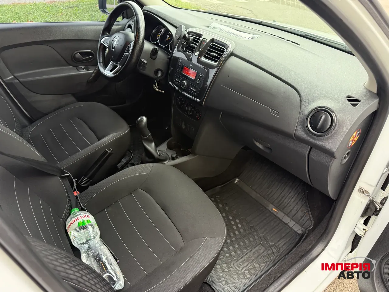 Renault Logan - фото 8