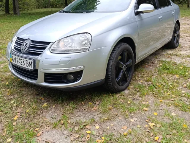Volkswagen Jetta - фото 1