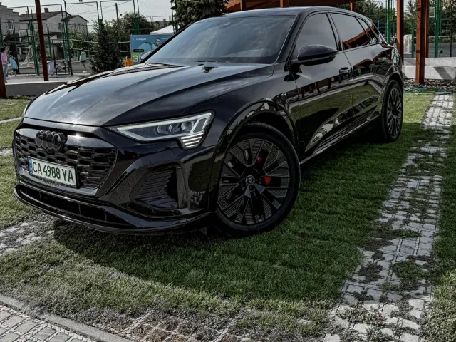 Audi Q8 e-tron - фото 1