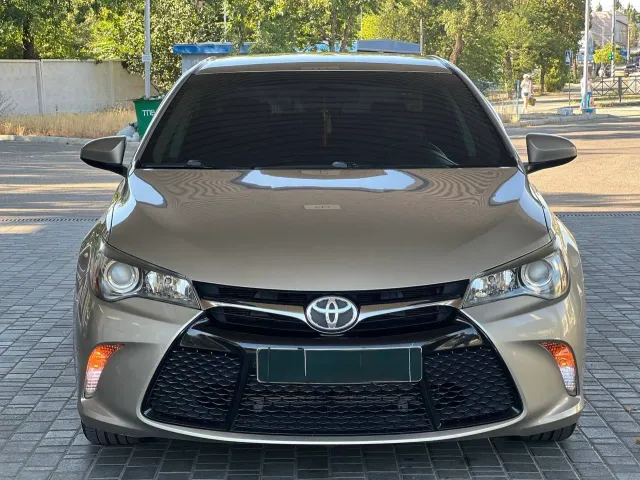 Toyota Camry - фото 1
