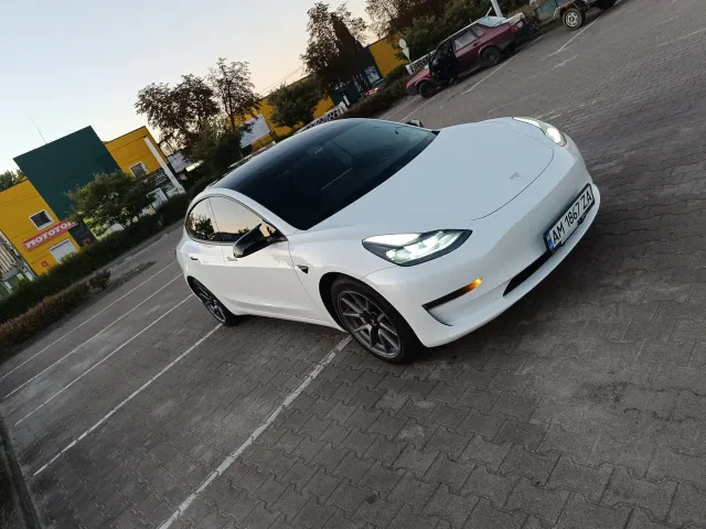 Tesla Model 3 - фото 1