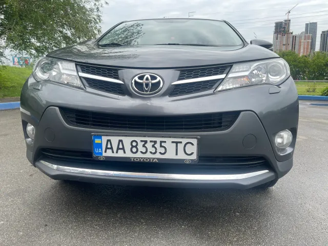 Toyota RAV4 - фото 1
