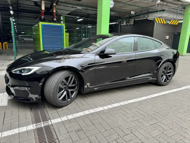 Tesla Model S - фото 1