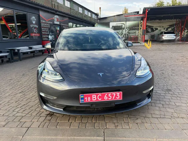 Tesla Model 3 - фото 1