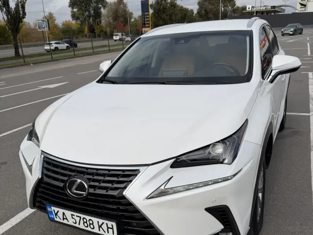 Lexus NX - фото 1