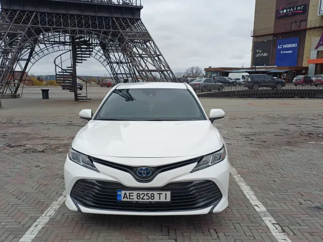 Toyota Camry - фото 1