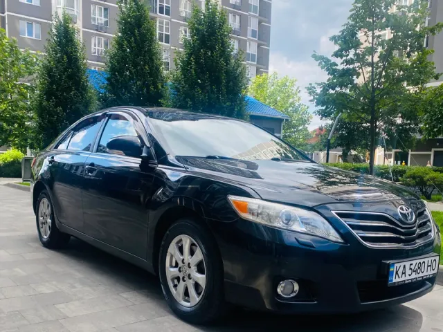 Toyota Camry - фото 1