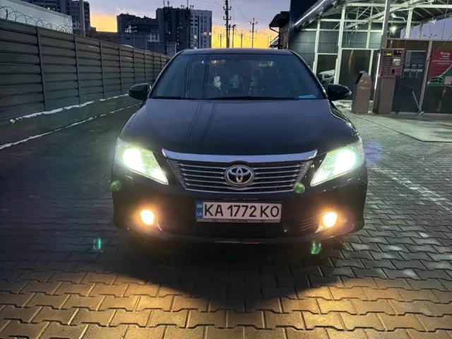 Toyota Camry - фото 1