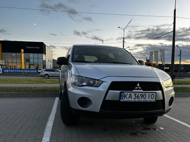 Mitsubishi Outlander - фото 1