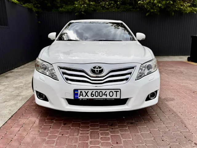 Toyota Camry - фото 2