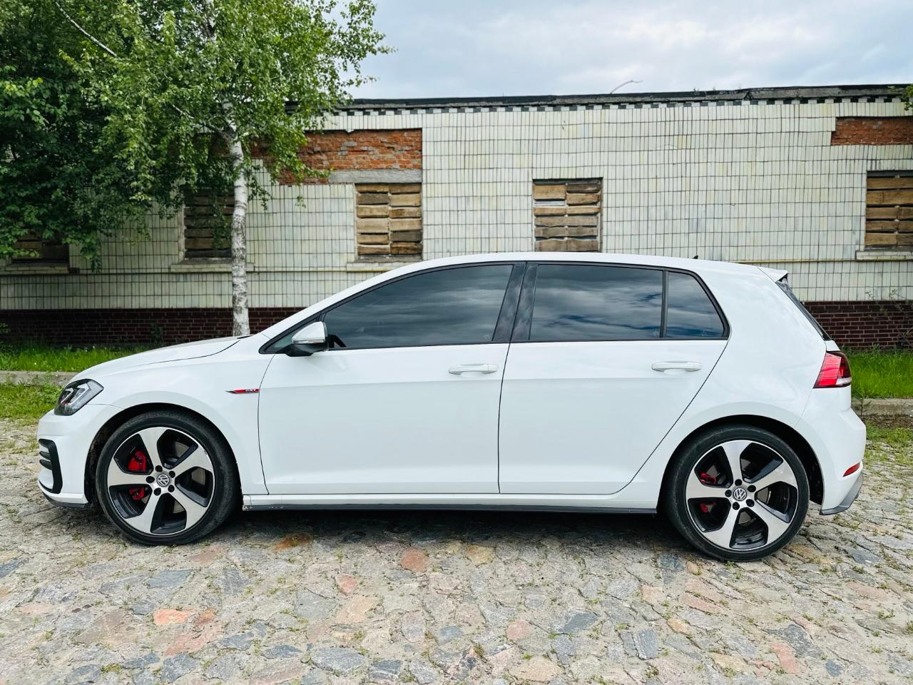 Volkswagen Golf GTI - фото 9