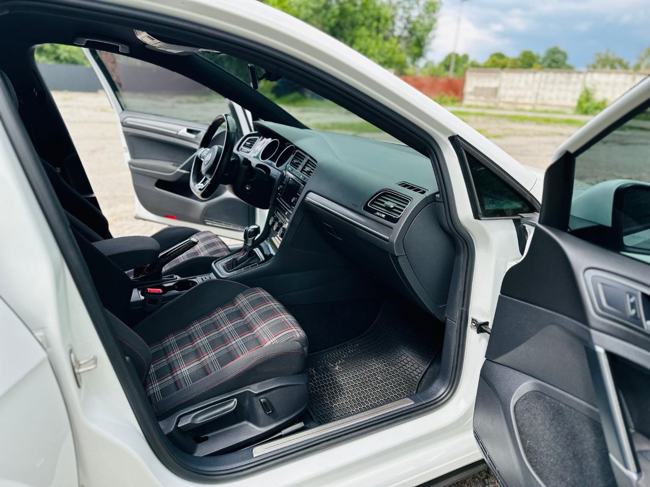 Volkswagen Golf GTI - фото 5