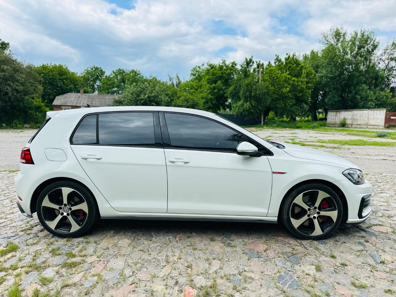 Volkswagen Golf GTI - фото 11
