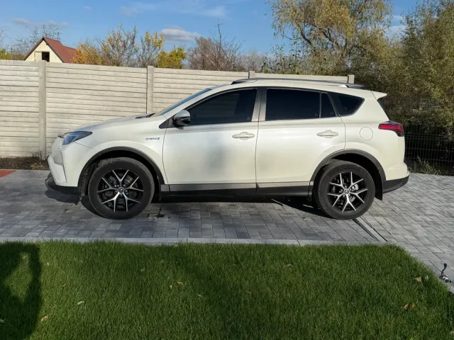 Toyota RAV4 - фото 3