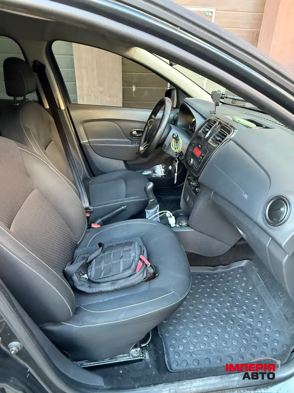 Renault Logan - фото 8