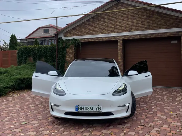 Tesla Model 3 - фото 1