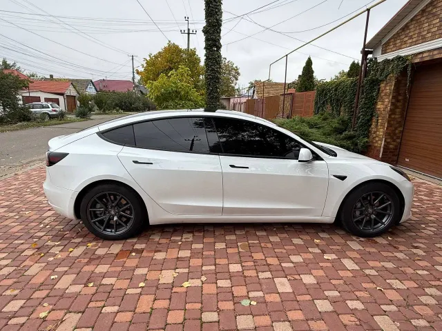 Tesla Model 3 - фото 4