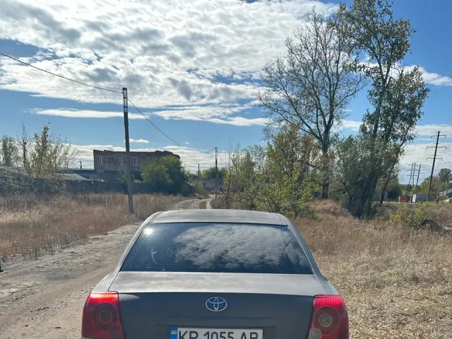 Toyota Avensis - фото 4