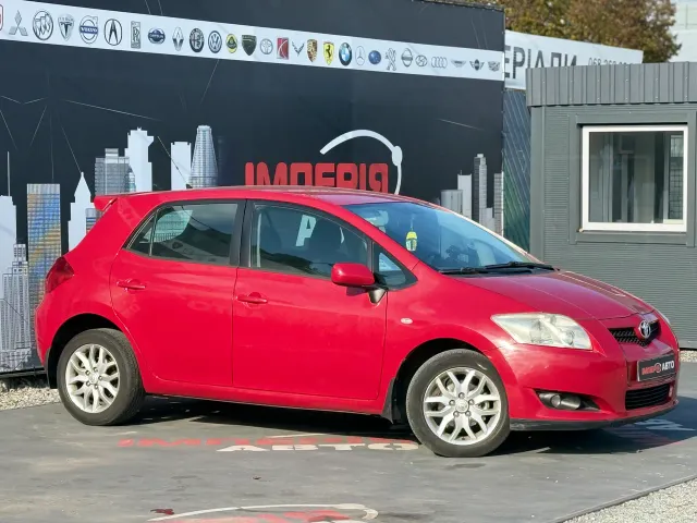 Toyota Auris - фото 1