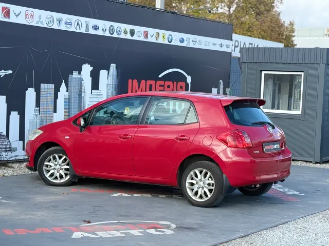 Toyota Auris - фото 5