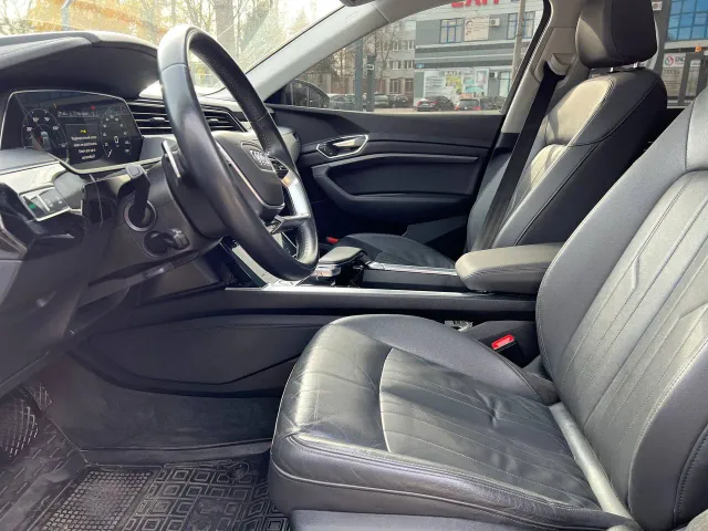 Audi e-tron - фото 5