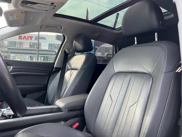 Audi e-tron - фото 4