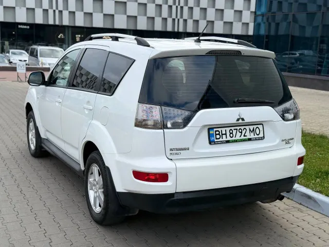 Mitsubishi Outlander - фото 4
