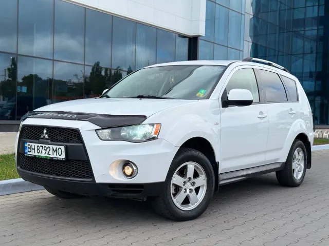 Mitsubishi Outlander - фото 1