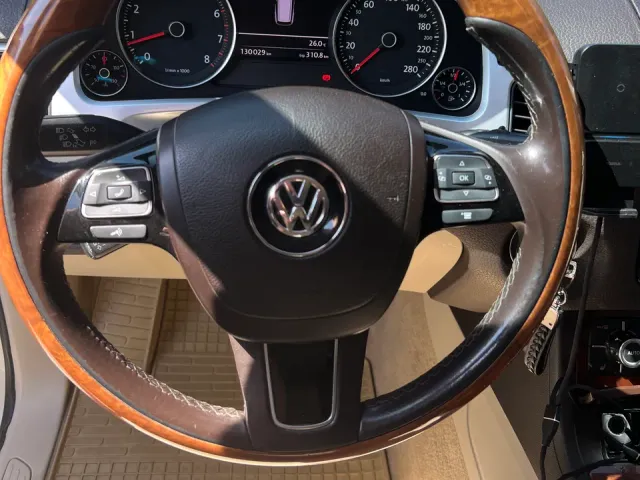 Volkswagen Touareg - фото 2