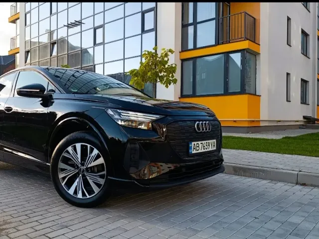 Audi Q4 Sportback e-tron - фото 1