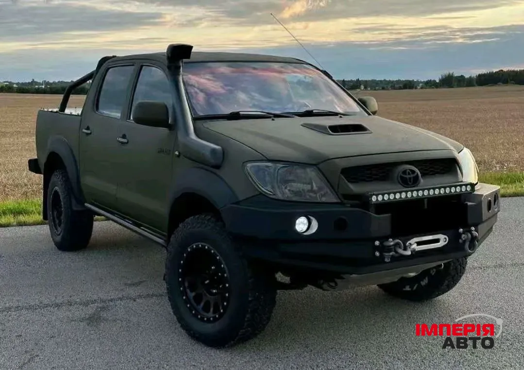 Toyota Hilux - фото 1