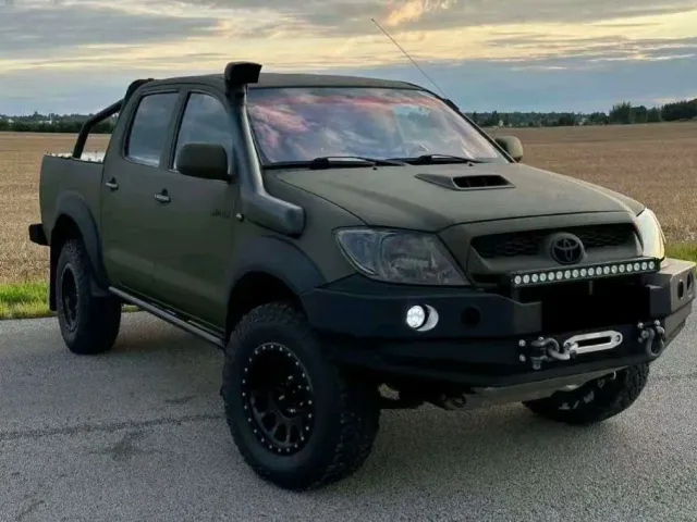 Toyota Hilux - фото 1