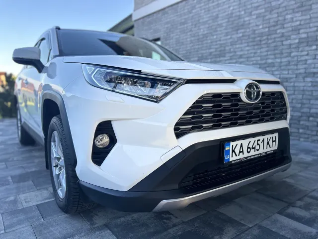 Toyota RAV4 - фото 1