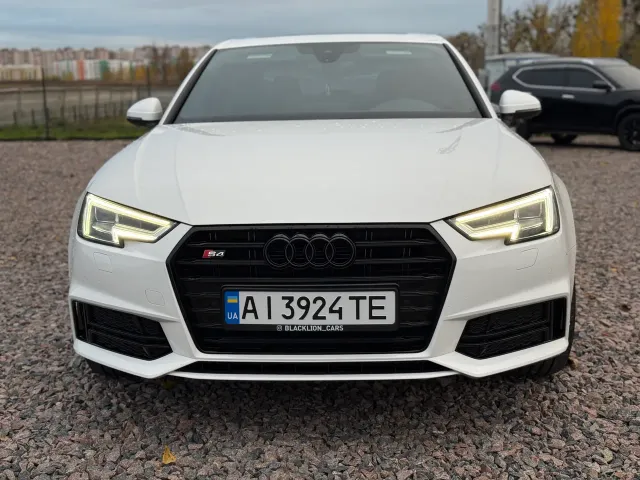 Audi A4 - фото 2