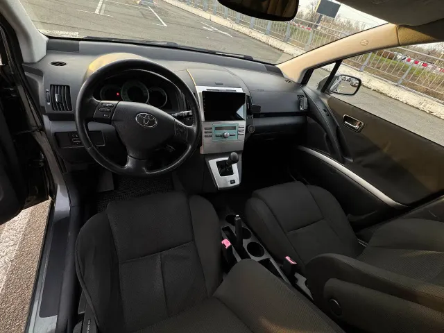 Toyota Corolla Verso - фото 3