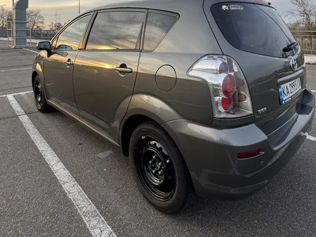 Toyota Corolla Verso - фото 2