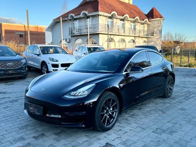 Tesla Model 3 - фото 1