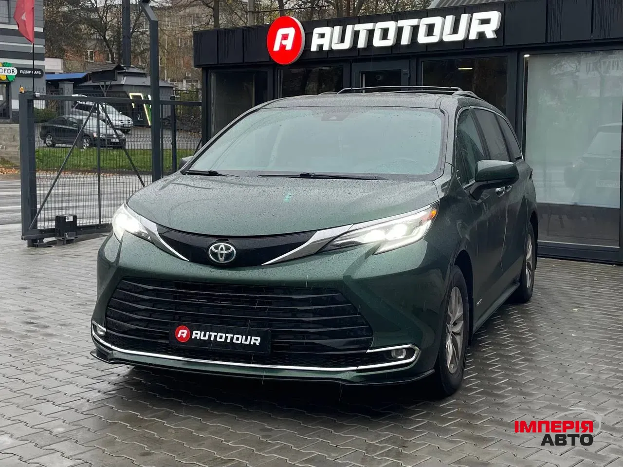 Toyota Sienna - фото 1