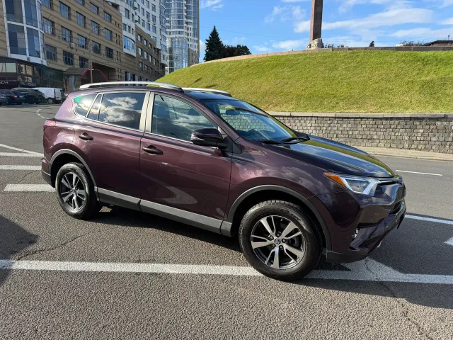 Toyota RAV4 - фото 1