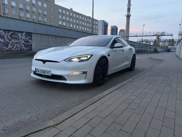 Tesla Model S - фото 1