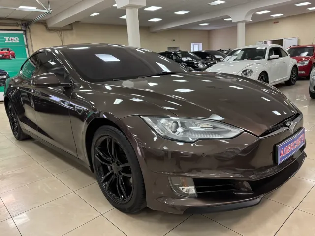 Tesla Model S - фото 1