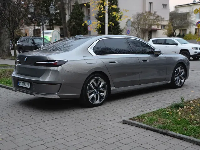 BMW i7 - фото 4