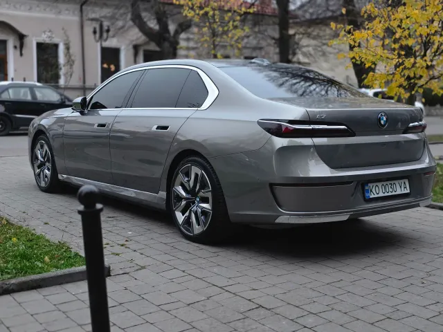 BMW i7 - фото 3