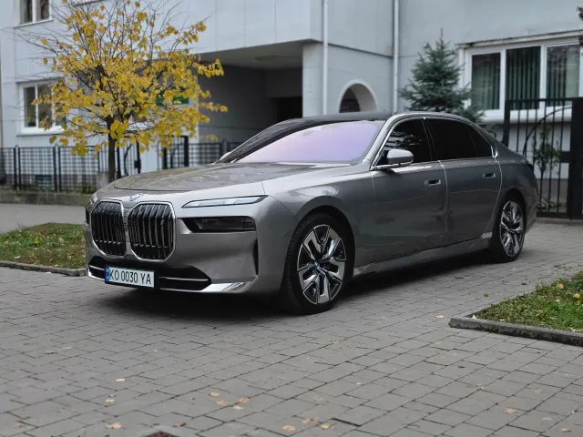 BMW i7 - фото 1